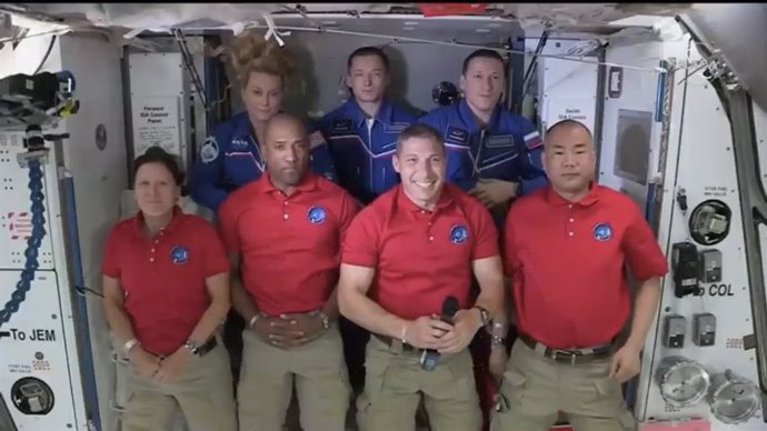 Vestidos de rojo, los nuevos tripulantes de la ISS llegados en una nave de Space X