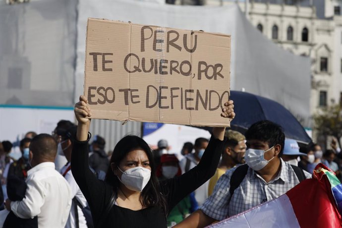 Protestas en Lima contra el Gobierno del ya expresidente de Perú Manuel Merino, después de que asumiera el cargo tras la destitución de Martín Vizvarra ejecutada por el Congreso.