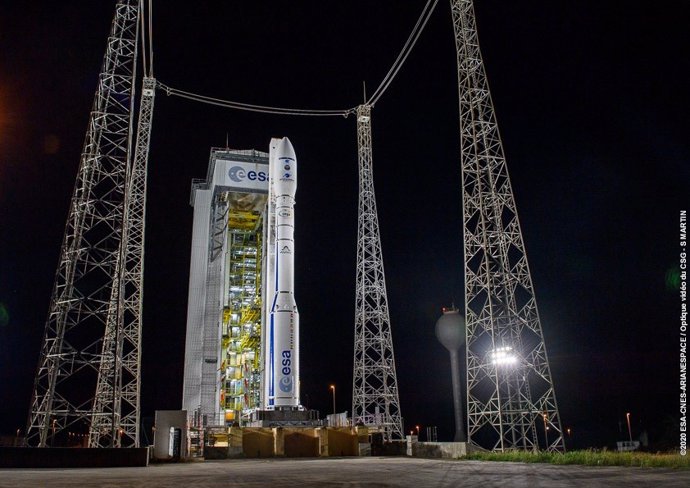 Cohete Vega con el satélite Ingenio antes del despegue