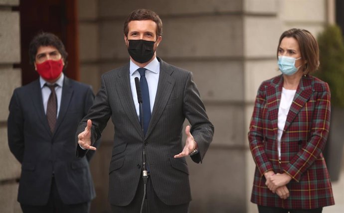 El líder del PP, Pablo Casado, responde a los medios en las inmediaciones del Congreso de los Diputados tras la segunda jornada del debate de los Presupuestos Generales para 2021, en Madrid (España), a 12 de noviembre de 2020. El Gobierno de coalición a