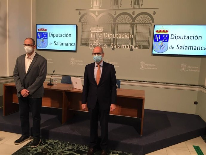 El presidente de la Diputación de Salamanca, Javier Iglesias (derecha), y el diputado Antonio Luis Sánchez (izquierda)