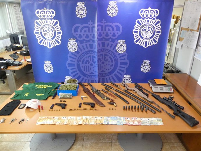 Nota De Prensa Y Fotografías Policía Nacional: "Detenidas Siete Personas Que Cultivaban Marihuana En Propiedades Ocupadas Ilegalmente "