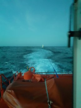 La embarcación 'Salvamar Shaula' remolca hasta Cariño al pesquero 'Playa de Bares', con seis tripulantes a bordo.