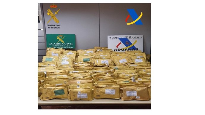 Paquetes postales intervenidos por la Guardia Civil en los que se distribuía marihuana desde Tenerife