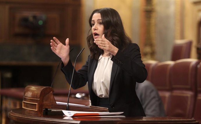 La presidenta de Ciudadanos, Inés Arrimadas, interviene en el Congreso de los Diputados durante la segunda jornada del debate de los Presupuestos Generales para 2021, en Madrid (España), a 12 de noviembre de 2020. El Gobierno de coalición afronta desde 