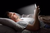 Foto: Cenar tarde y usar pantallas antes de dormir influye en la salud
