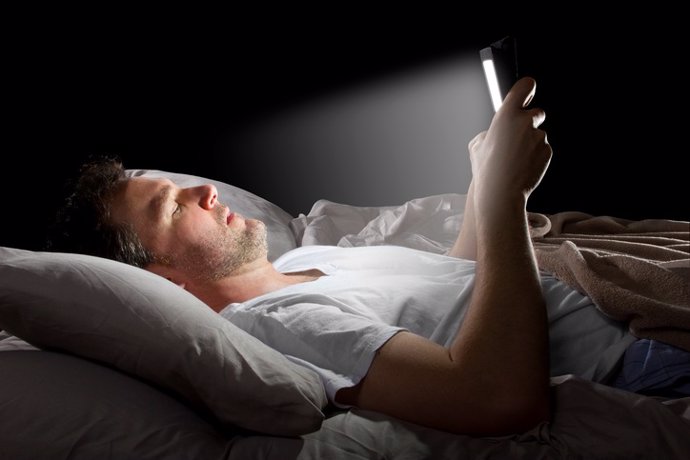 Tablet, cama, insomnio, luz, móvil,smartphone