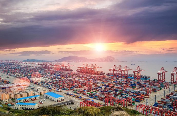 Muelle de carga de contenedores de mercancías.