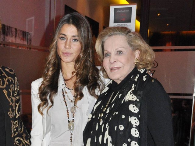 Elena Tablada, en una imagen de archivo con su abuela, Elena.