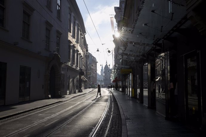 17 November 2020, Austria, Graz: Very few people walk along the nearly empty Sackstrasse avenue as Austria re-enters lockdown amid a surge in the number of people diagnosed with coronavirus. Photo: Erwin Scheriau/APA/dpa