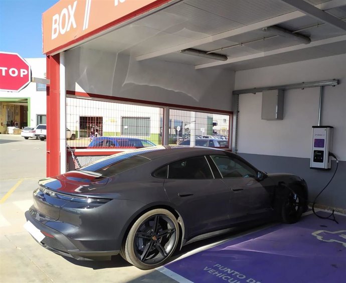 Punto de recarga instalado por Endesa en una estación de servicio de Gacosur en Casariche (Sevilla).