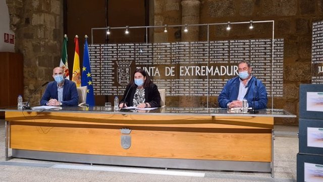 La consejera de Agricultura, Begoña García Bernal, presenta el proyecto de regadío de Tierra de Barros