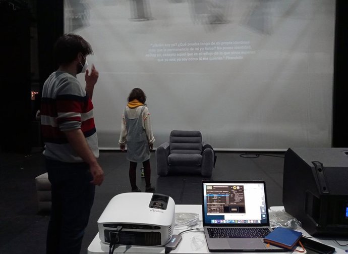 Nota+Foto+Sonido/ El Centro Párraga Acoge El Estreno D E Desarraigo De La Compañía Teatro De Lo Ausen Te