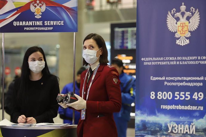 Una empleada de la Oficina Nacional de Protección al Consumidor (Rospotrebnadzor) en un puesto en el aeropuerto de San Petersburgo
