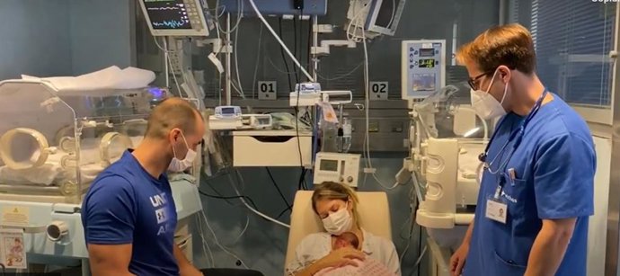 Imagen de un vídeo testimonial de unos padres que actualmente tienen a su hija Abril (nacida prematura a las 35 semanas) en el Hospital Vithas Málaga