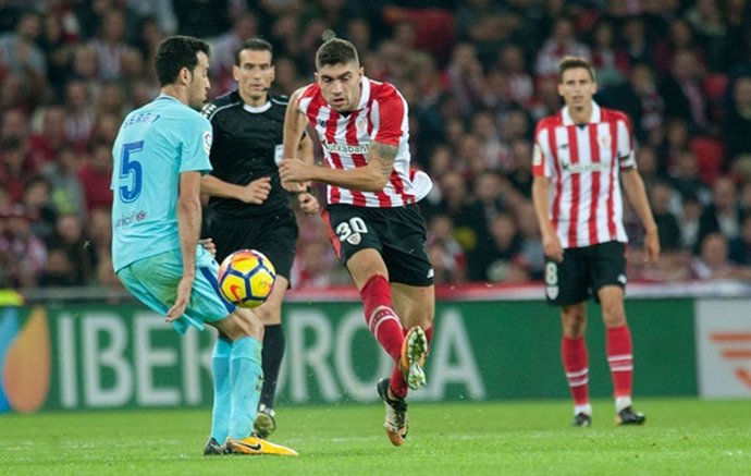 Unai Núñez y Busquets en el Athletic - Barcelona