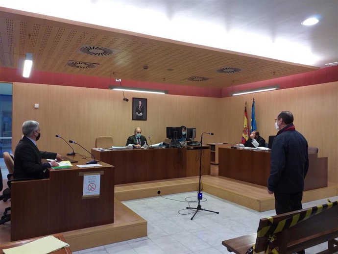 Juicio contra un acusado de agredir a un policía