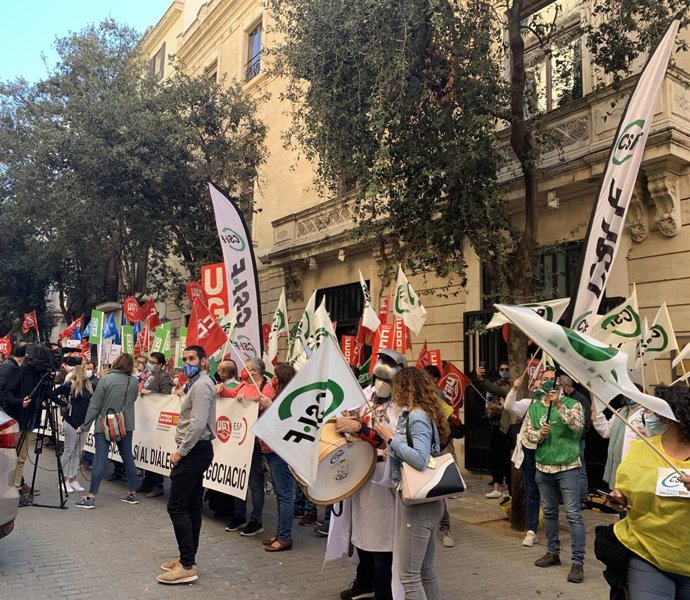 Los sindicatos de la Mesa Sectorial de Empleados Públicos se manifiestan delante del Parlament balear para exigir que se apliquen las subidas salariales.