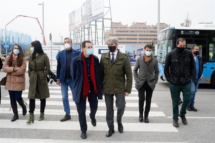 El consejero de Transportes de la Comunidad de Madrid, Ángel Garrido, y la vicealcaldesa de la capital, Begoña Villacís, en El Cañaveral.