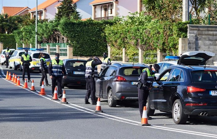 Control policial en rotoda Corban , en Santander.