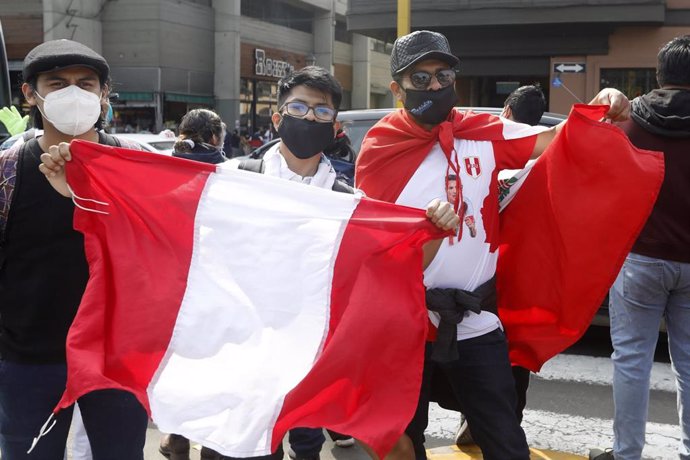 Concentraciones con banderas frente al Congreso de Perú