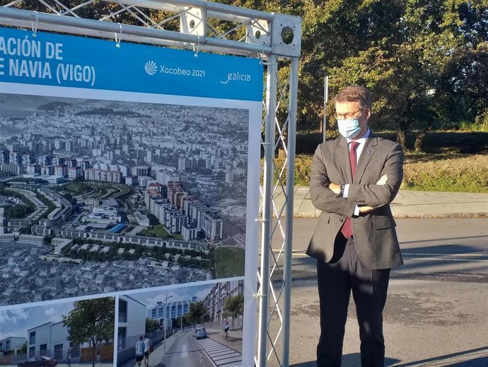 El presidente de la Xunta, Alberto Núñez Feijóo, durante una visita al barrio vigués de Navia, para presentar las últimas fases de urbanización de la zona, que incluyen 1.600 viviendas protegidas.