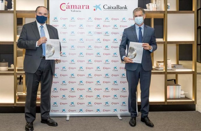 El presidente de Cámara Valencia, José Vicente Morata, y el director territorial de CaixaBank en la Comunitat Valenciana, Xicu Costa.