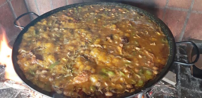 Imagen de una paella cocinándose.