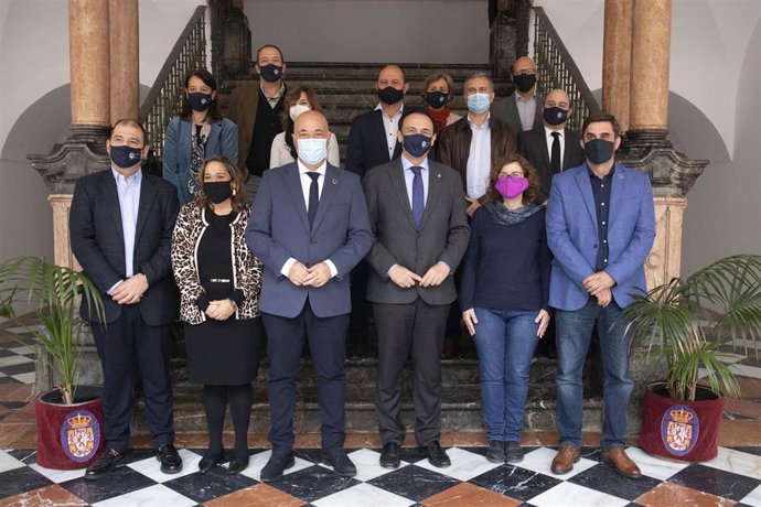 El presidente de la Diputación de Córdoba, Antonio Ruiz (tercero por la izda.), y el rector de la UCO, José Carlos Gómez Villamandos (cuarto), en una foto de familia tras la firma de los acuerdos