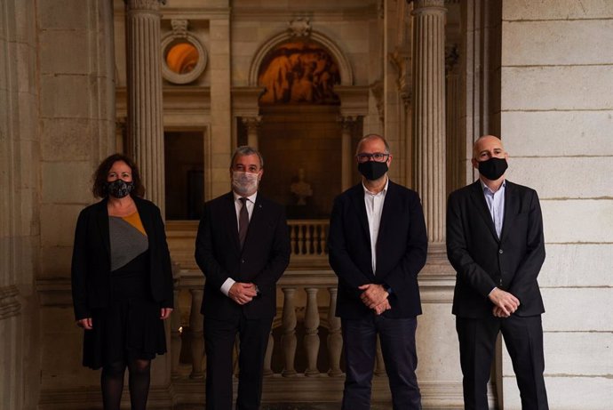 El primer tinent d'alcalde de Barcelona, Jaume Collboni, i el deg del Collegi de Periodistes de Catalunya, Joan Maria Morros, signen un conveni per reforar la digitalització i formació del sector