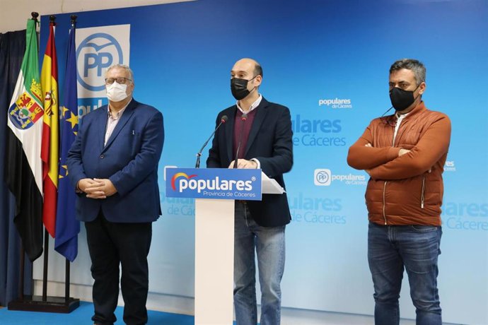 El portavoz del PP en la Diputación de Cáceres, José Ángel Sánchez, junto a otros diputados en una rueda de prensa