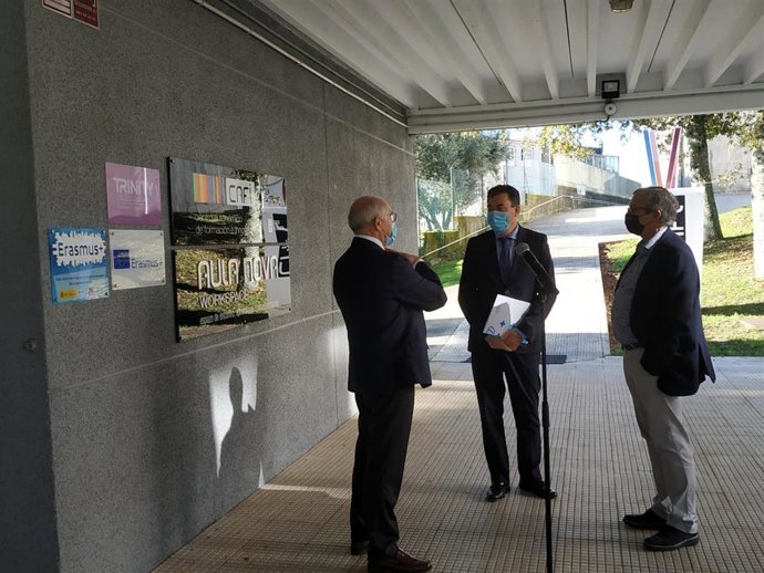 Román Rodríguez en su visita al CAFI de Lamas de Abade