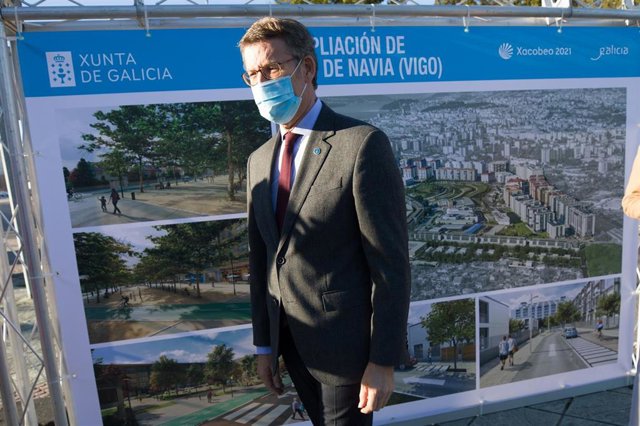 El presidente de la Xunta, Alberto Núñez Feijóo, en una visita al barrio vigués de Navia, para abordar los avances de la ampliación de la urbanización de la zona, que incluye 1.600 viviendas protegidas.