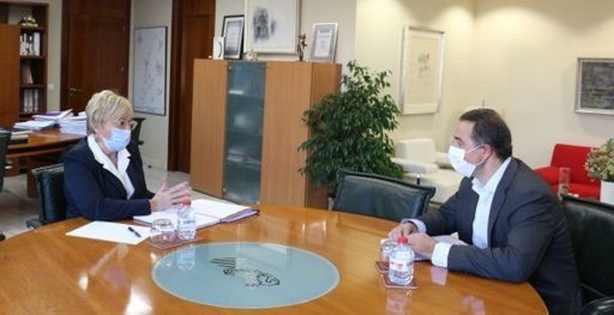 La consellera de Sanidad Universal de la Generalitat, Ana Barceló, mantiene un encuentro con el presidente de la Federación de Fútbol de la Comunitat Valenciana, Salvador Gomar.