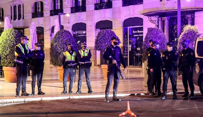 La Policía Local Y Nacional Disuelven Un Botellón Con Un Grupo Demás De Cuarenta Personas Celebrando Una Pedida De Mano En Alicante