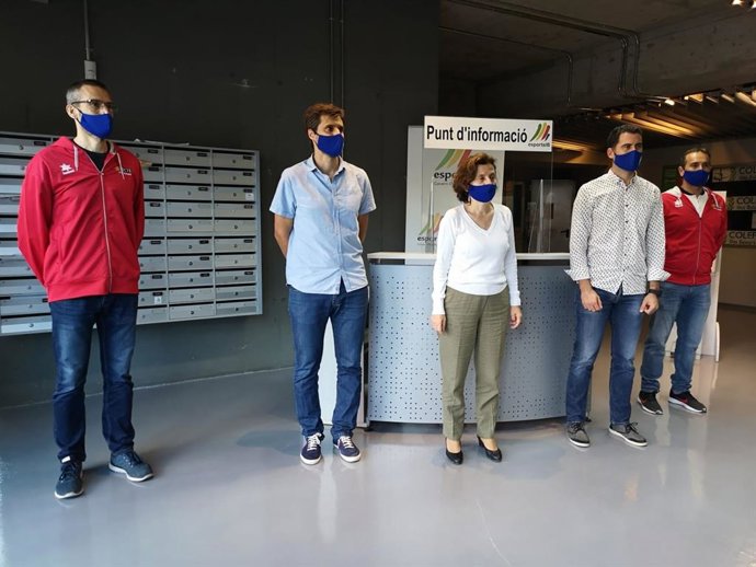 La consellera de Asuntos Sociales y Deportes, Fina Santiago, durante la puesta en marcha del Punto de Información Esports IB.