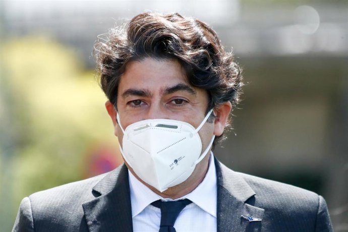 El consejero de Vivienda y Administración Local de la Comunidad de Madrid, David Pérez, asiste al acto celebrado junto al aeropuerto Adolfo Suárez Madrid-Barajas por el aniversario del accidente aéreo de Spanair del que este miércoles se cumplen 12 años