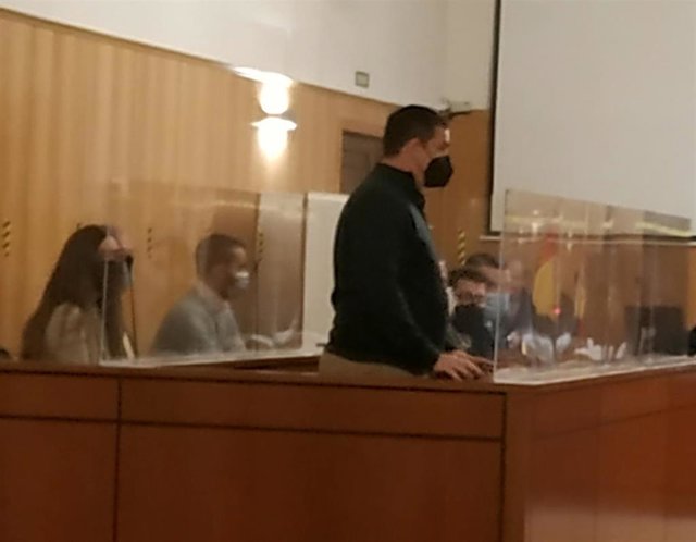 El militar, de pie, junto al resto de acusados en el juicio iniciado en la Audiencia de Valladolid.