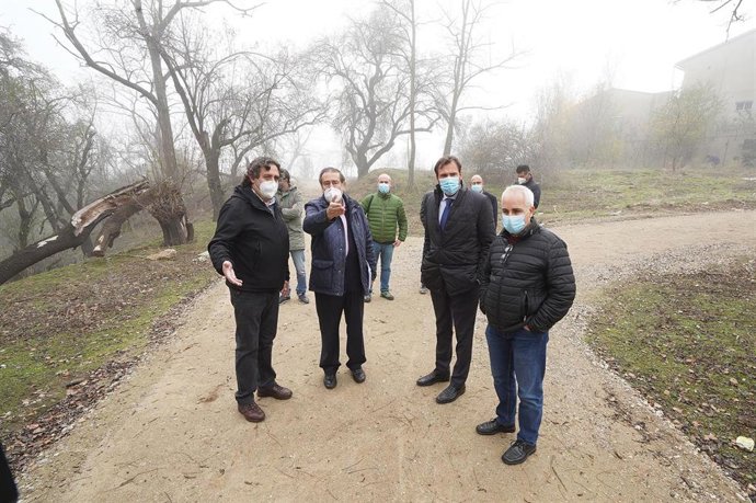 Visita del alcalde de Valladolid al parque El Tomillo.