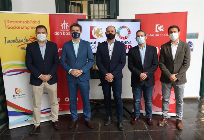 El delegado de Empleo en la Diputación de Córdoba, Miguel Ruz (centro), junto a los responsables de Magtel, Clece, Fundación Don Bosco y Carrefour