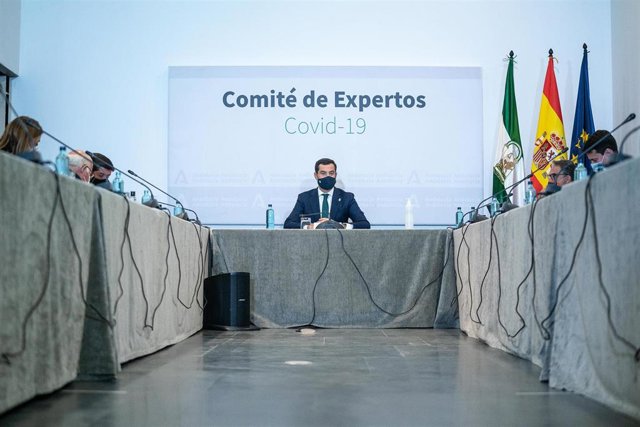 El presidente de la Junta de Andalucía, Juanma Moreno, preside la reunión del Comité de Expertos de COVID-19 que ha decidido  las nuevas medidas que aplicará en la lucha contra la pandemia. En el Palacio de San Telmo. Sevilla a 28 de octubre 2020