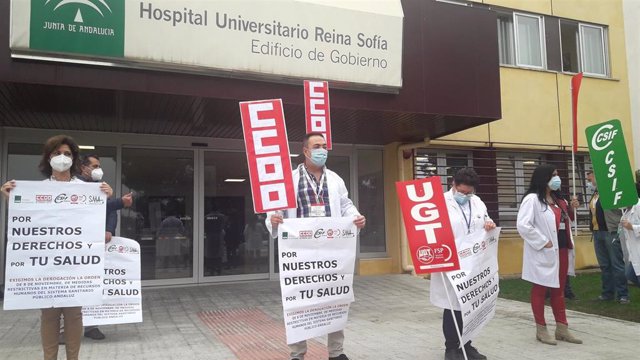 Imagen de la concentración este martes ante el Hospital Reina Sofía en Córdoba de profesionales sanitarios en rechazo por la orden de Salud sobre descanso del personal.