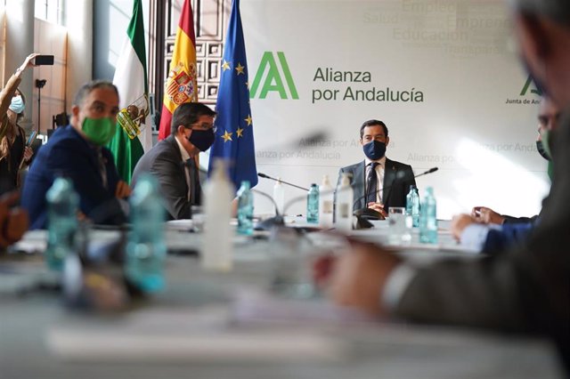 De izquierda a derecha, el consejero de la Presidencia, Elías Bendodo; el vicepresidente de la Junta de Andalucía, Juan Marín, y el presidente de la Junta, Juanma Moreno, en una foto de archivo.