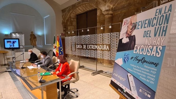 El vicepresidente segundo y consejero de Sanidad, José María Vergeles, junto al presidente del Comité Anti-SIDA, Santiago Pérez, en la presentación de las actividades en la región con motivo del Día Mundial del SIDA