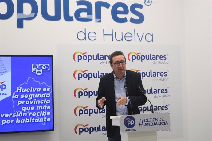 El presidente del Partido Popular de Huelva y secretario segundo de la Mesa del Parlamento, Manuel Andrés González, en rueda de prensa.