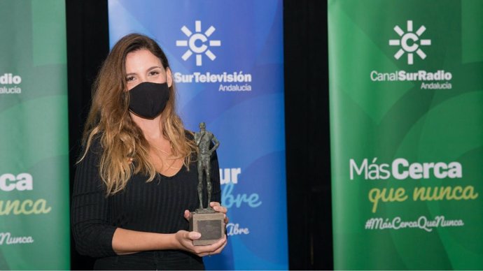 La realizadora sevillana Laura Hojman recibe el Premio Mejor Cineasta de Andalucía que concede la RTVA en el Festival de Cine de Huelva.