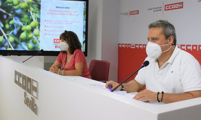 En primer término, el secretario general del Sindicato Provincial de Industria de CCOO de Sevilla, Juan Antonio Caravaca