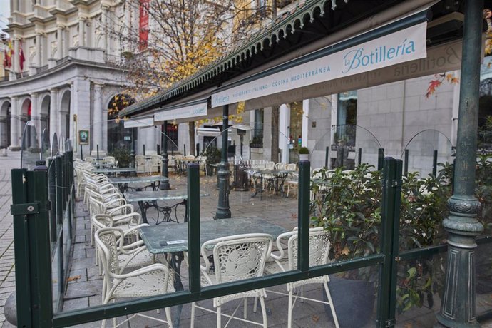 Mampara instalada en un restaurante de la Plaza de Oriente, en Madrid (España)