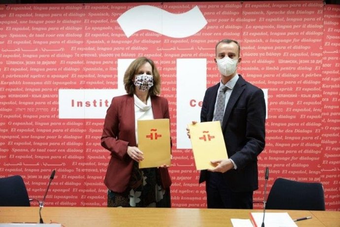 La secretaria general del Instituto Cervantes, Carmen Noguero, y el director general del Consorcio Casa Asia, Javier Parrondo, en la firma del acuerdo de colaboración entre ambas entidades
