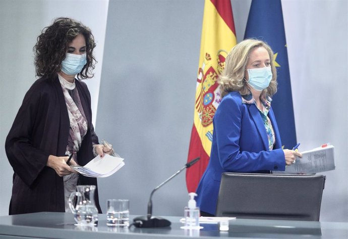 Pie de Foto (I-D) La ministra Portavoz y de Hacienda, María Jesús Montero, y la vicepresidenta y ministra de Asuntos Económicos y Digitalización, Nadia Calviño, comparecen en rueda de prensa posterior al Consejo de ministros en Moncloa, Madrid (España),